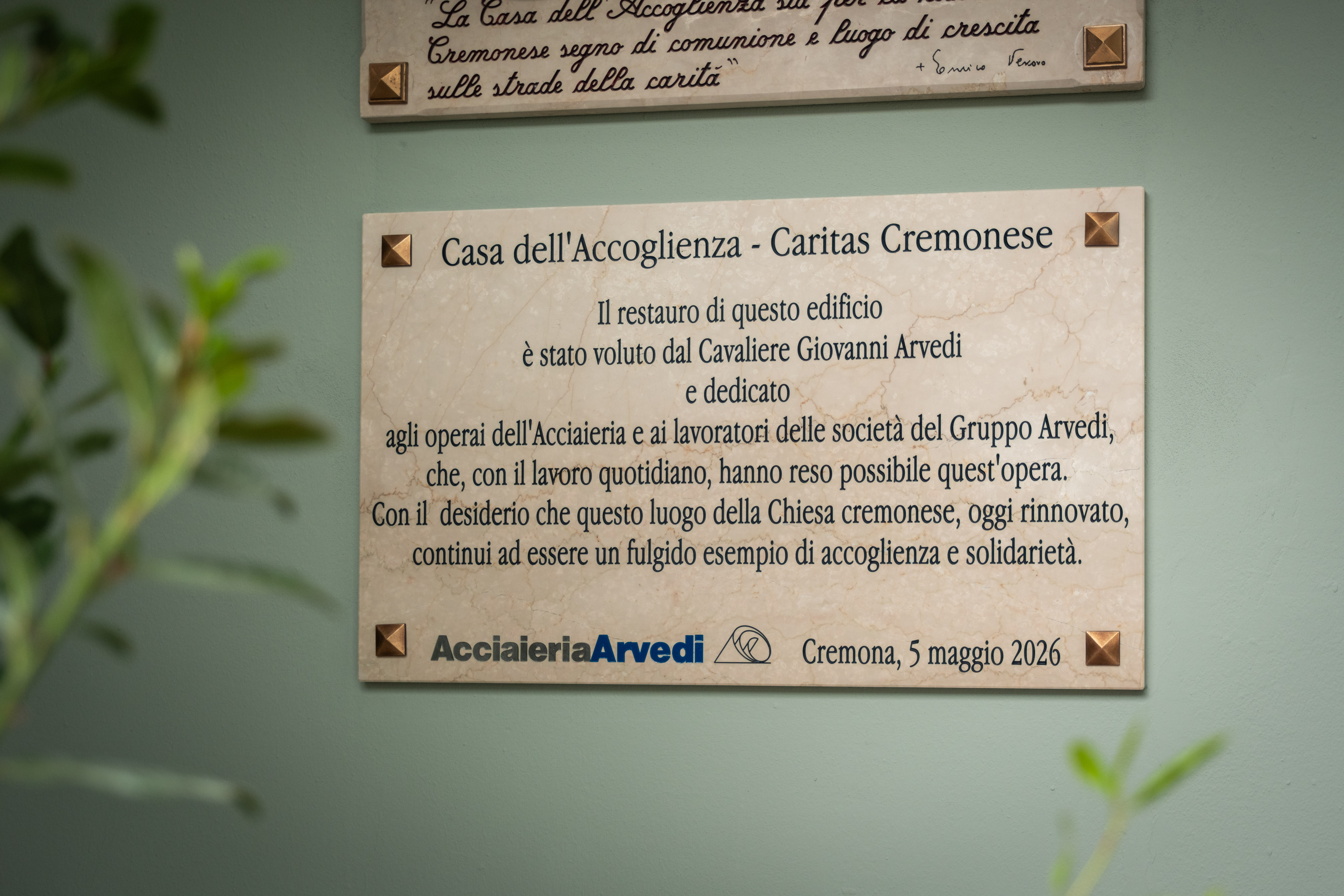 La targa commemorativa dedicata ai lavoratori del Gruppo Arvedi [foto Diocesi di Cremona]
