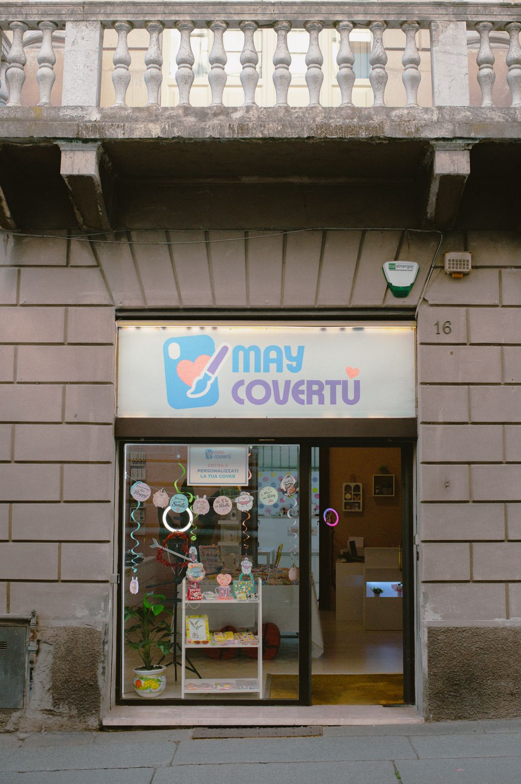 L'esterno del negozio [foto Umberto Ferrero]