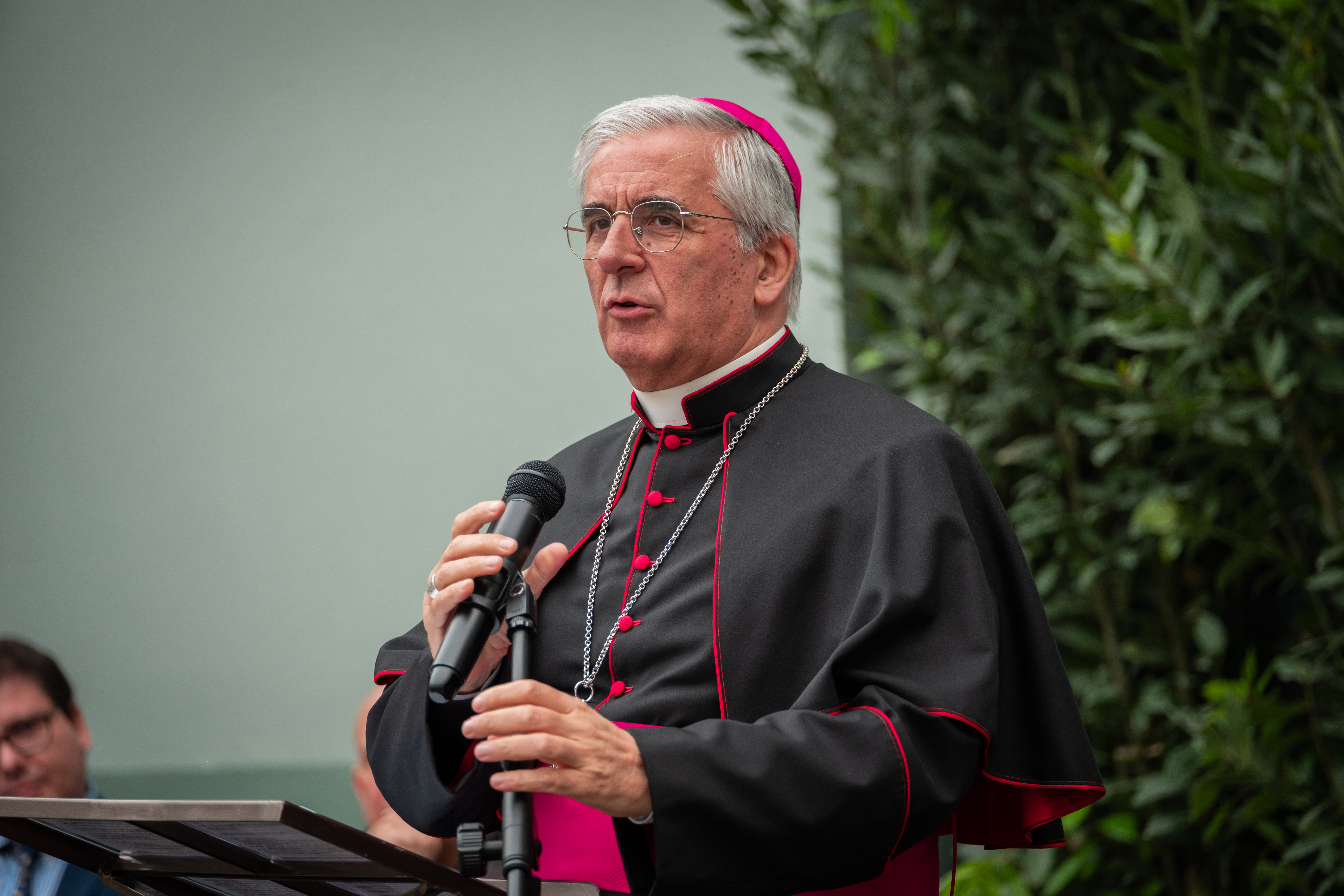 Il momento di preghiera guidato dal vescovo Napolioni [foto Diocesi di Cremona]