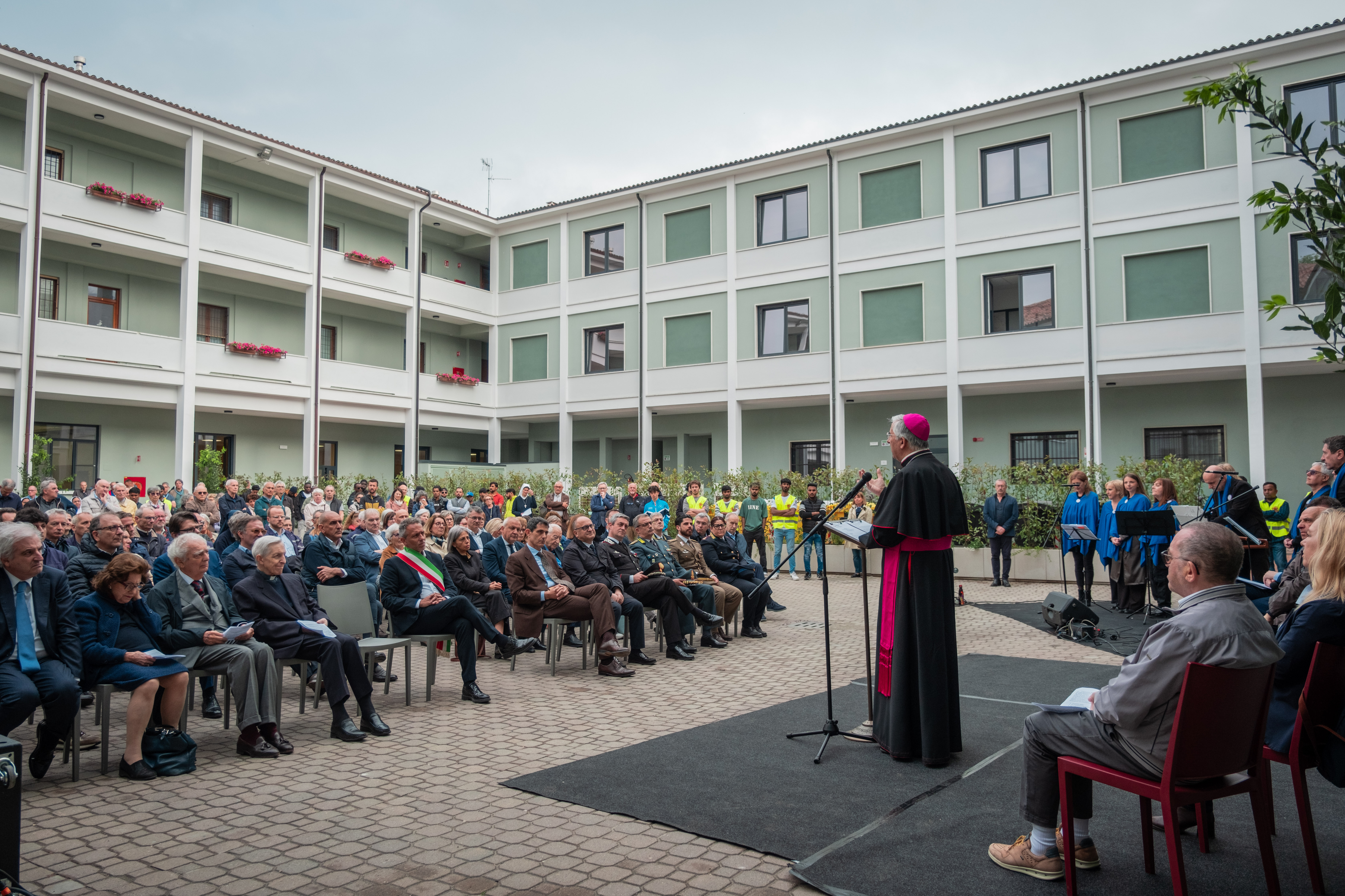 Il momento di preghiera guidato dal vescovo Napolioni [foto Diocesi di Cremona]