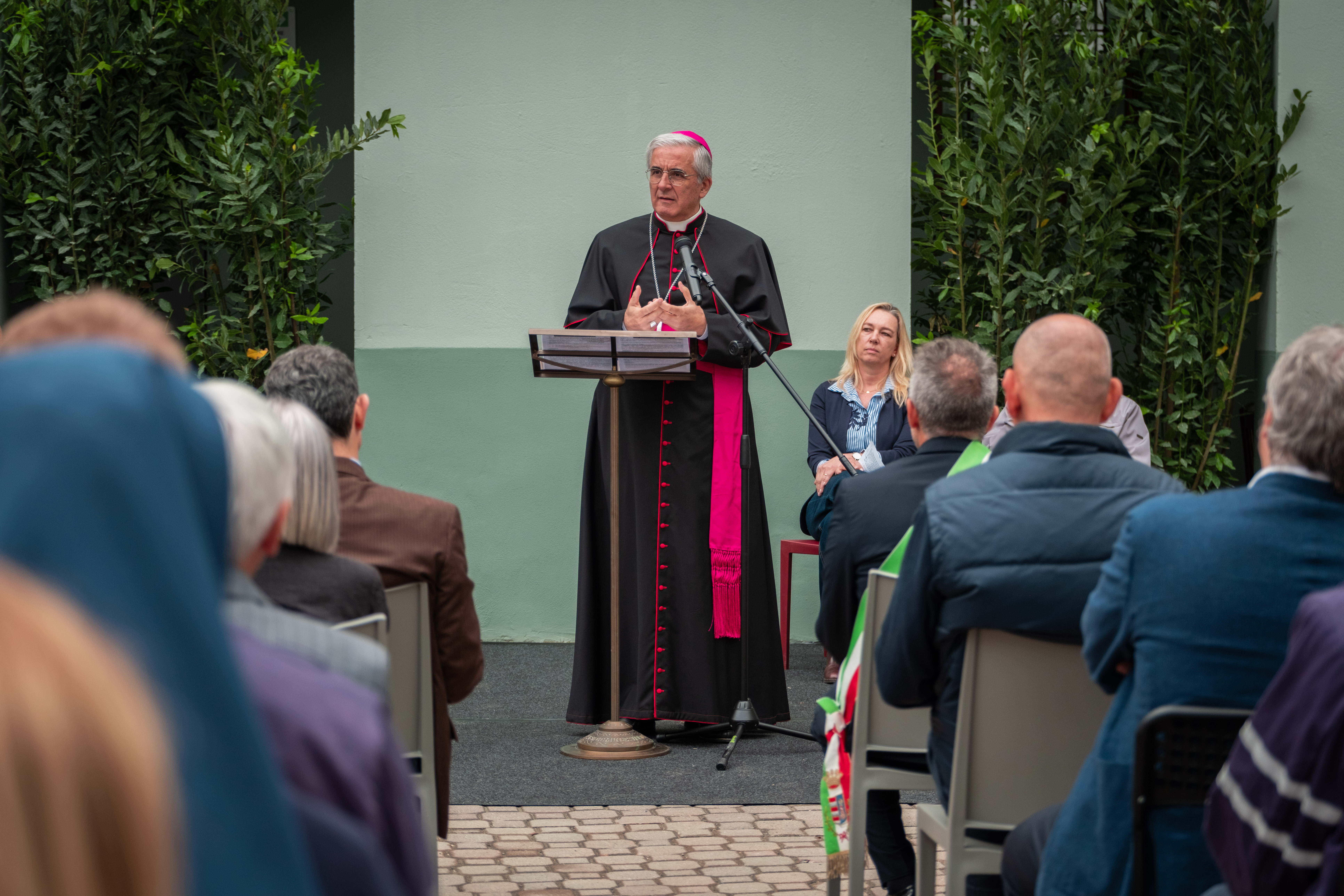 Il momento di preghiera guidato dal vescovo Napolioni [foto Diocesi di Cremona]