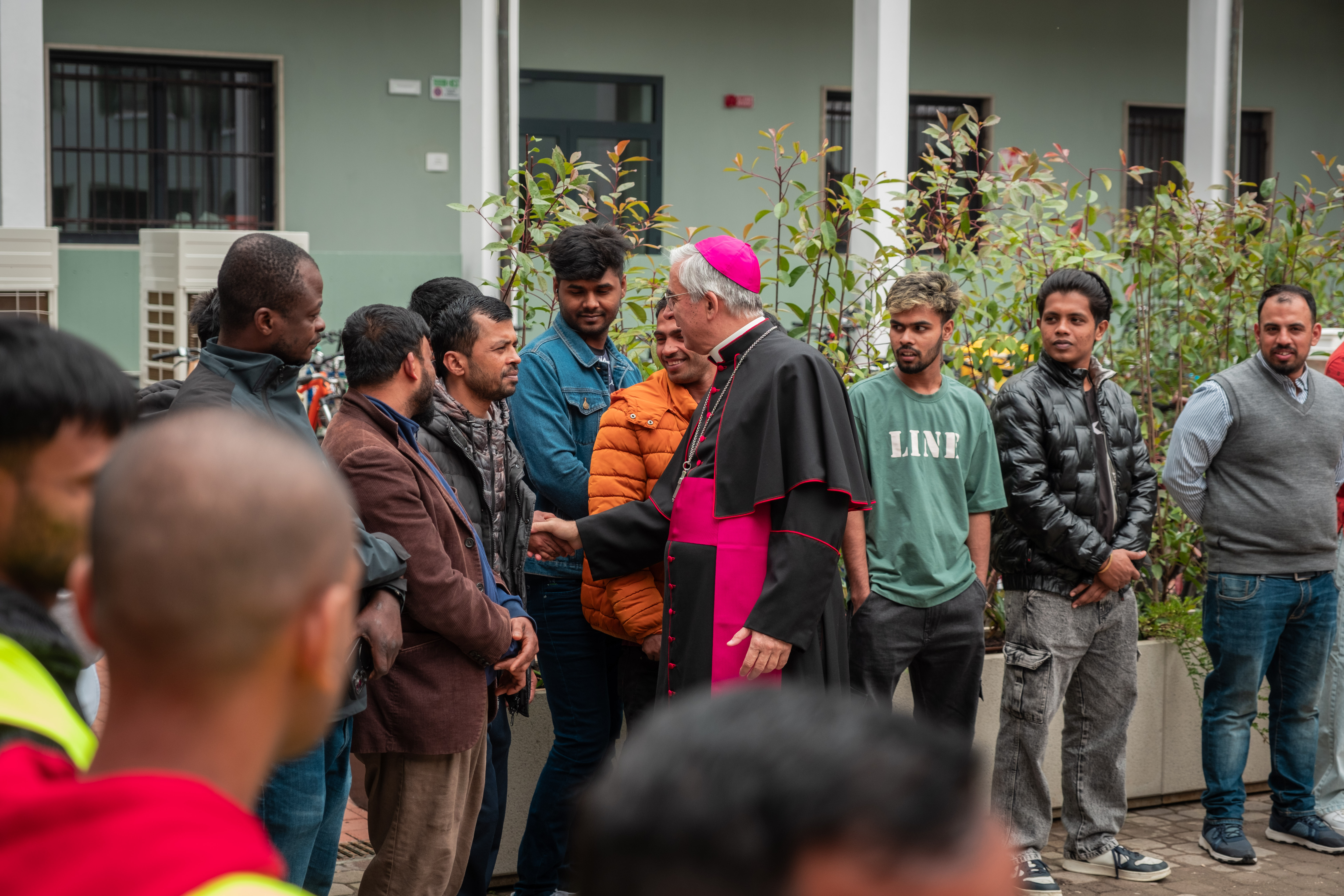Il vescovo incontra alcuni ospiti [foto Diocesi di Cremona]