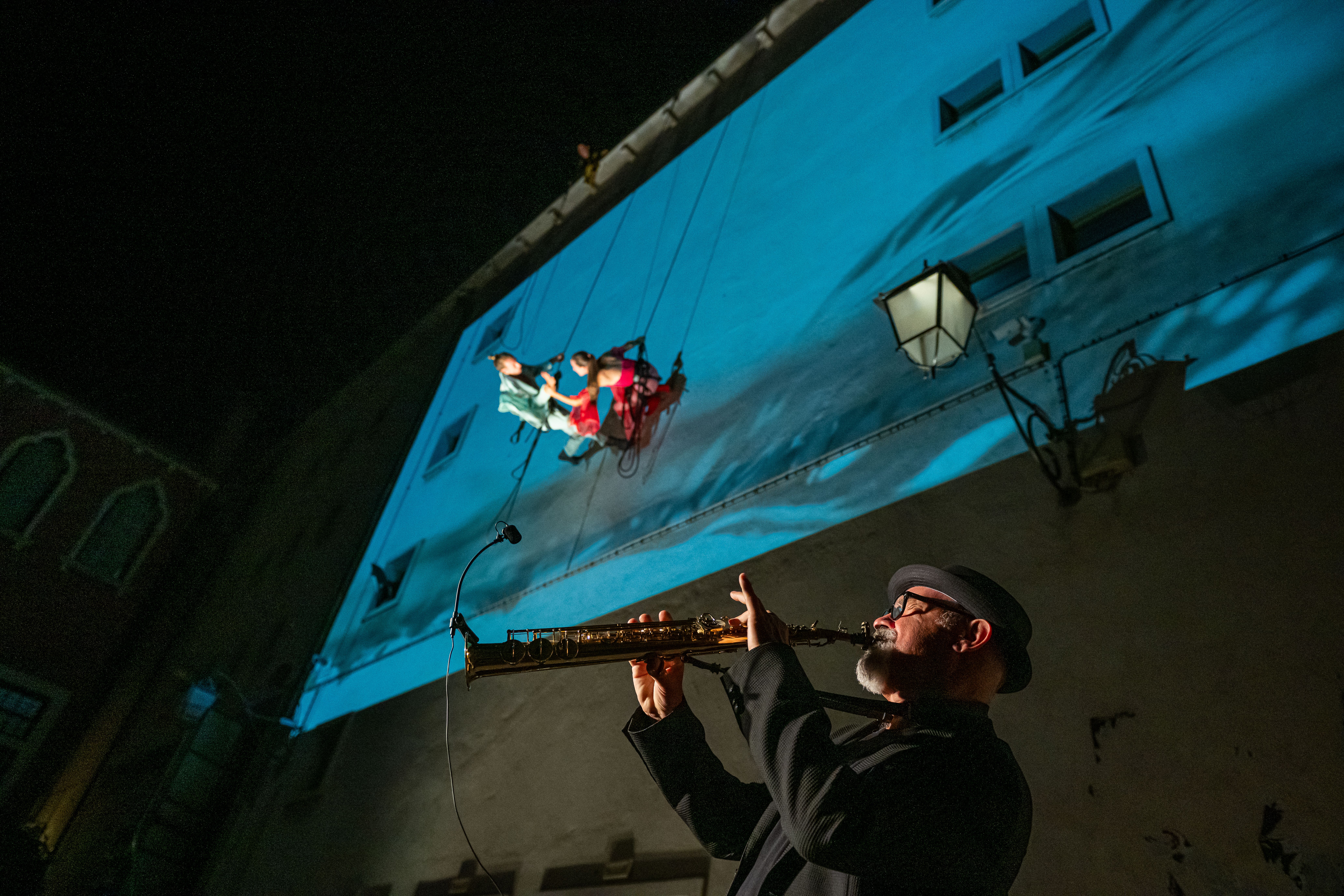 Danza Verticale con il Posto e Marco Castelli al sassofono