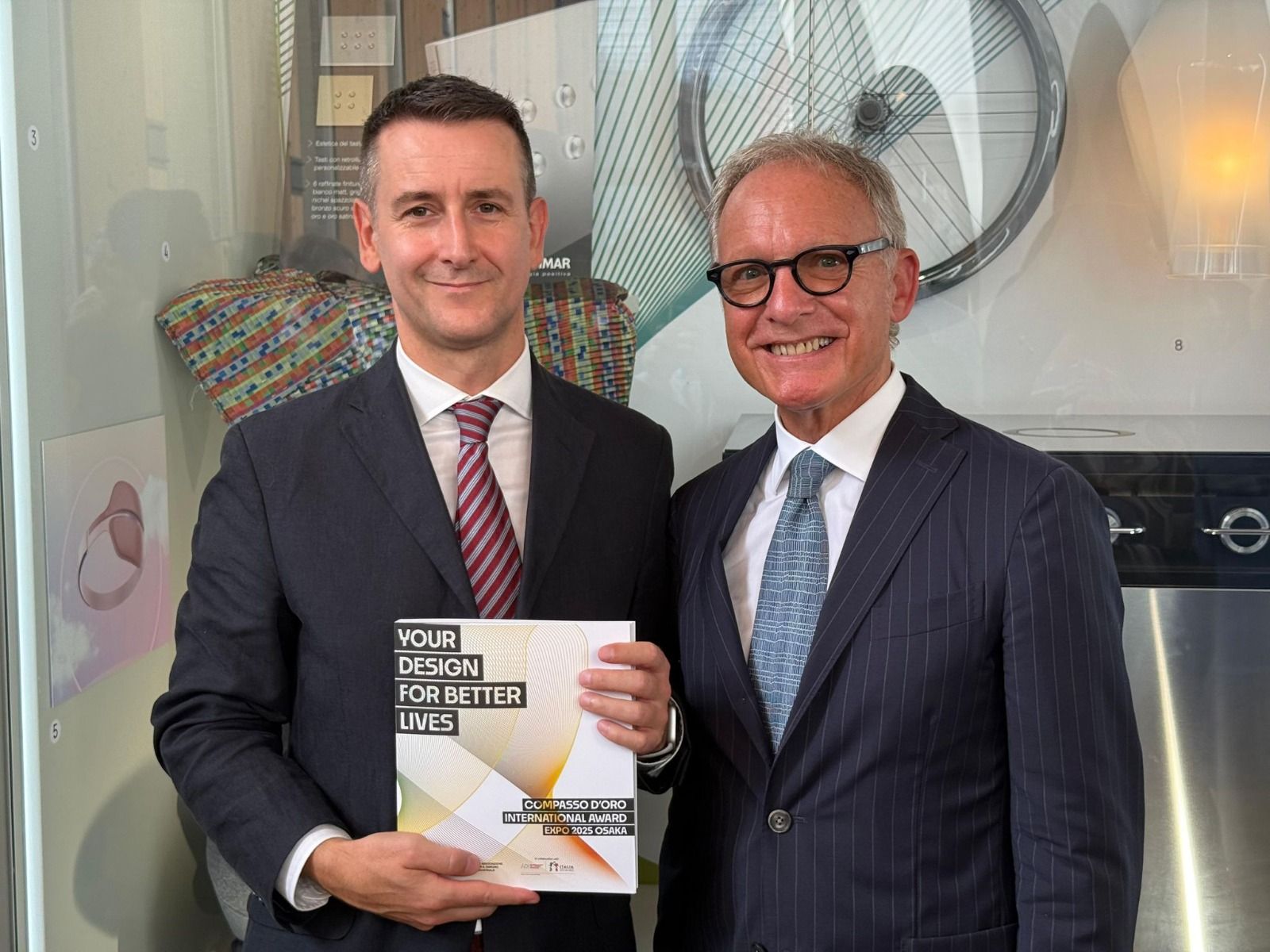 Filippo Manara, console di Osaka, con Umberto Cabini, presidente della Fondazione Adi Design Museum