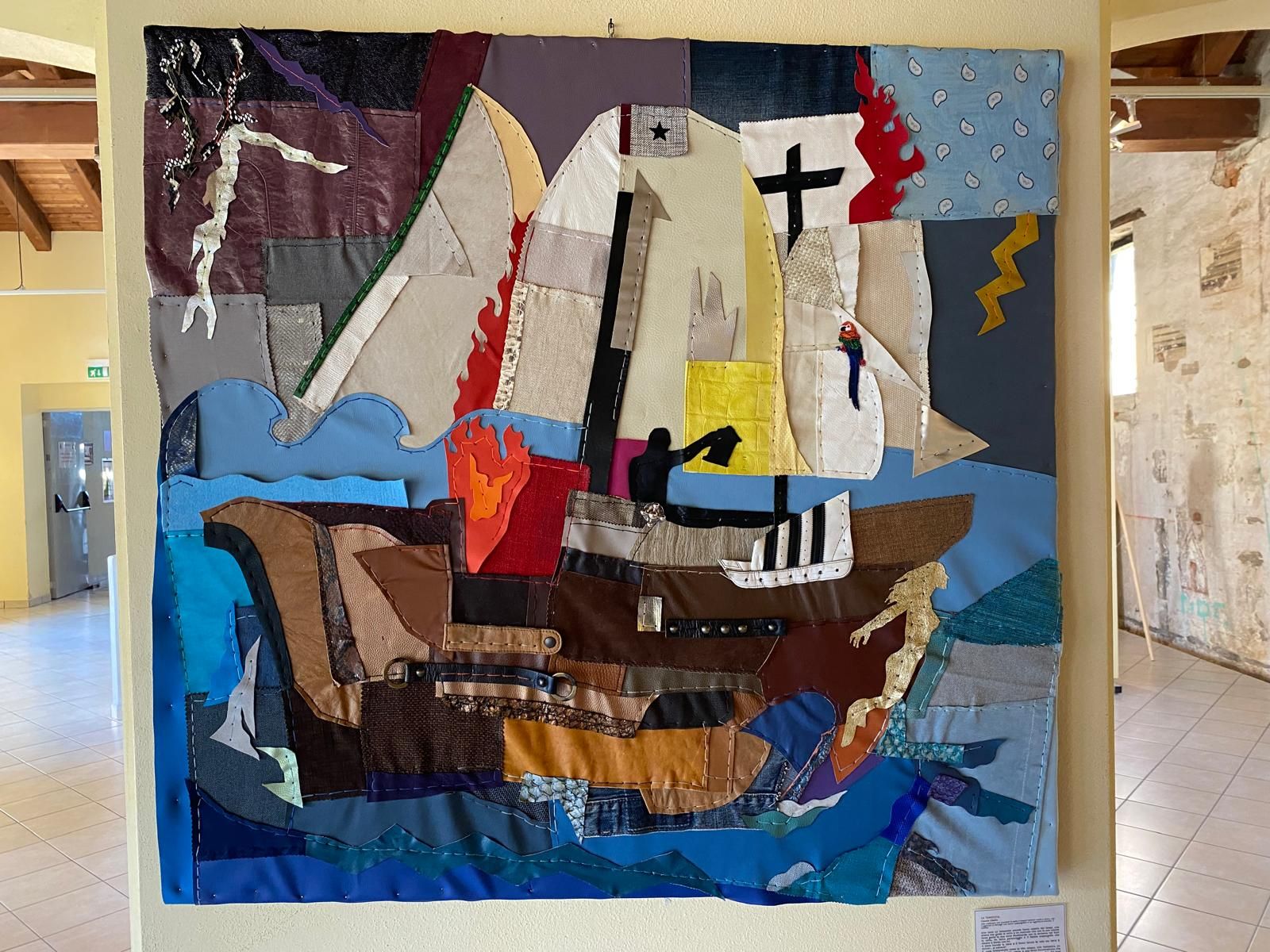 Tela con scampoli di pelle e tessuti colorati, realizzata da Cesare Zibella