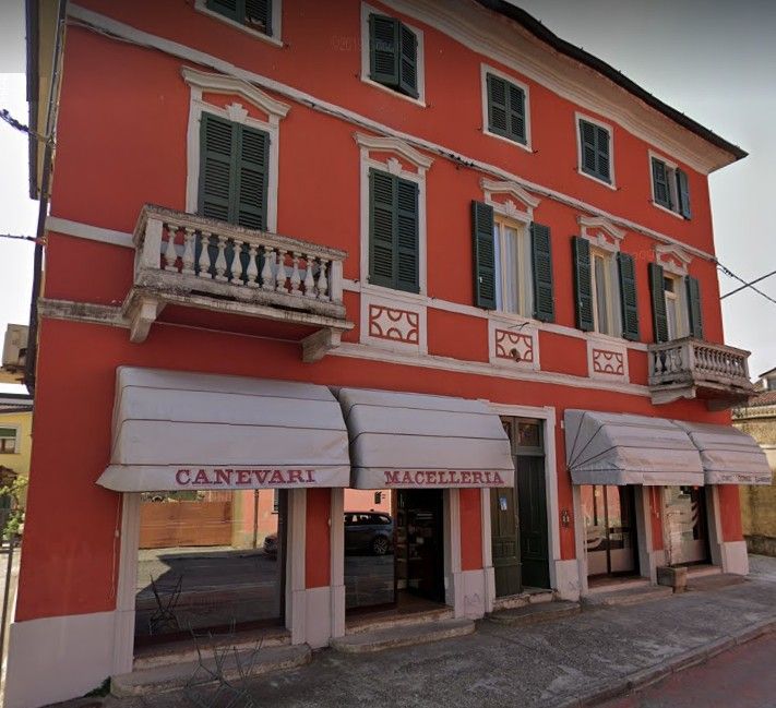 L'esterno della macelleria