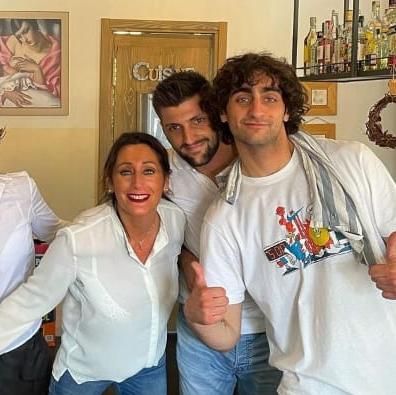 Loredana Gallardo, titolare del bar Civico13, con il suo staff