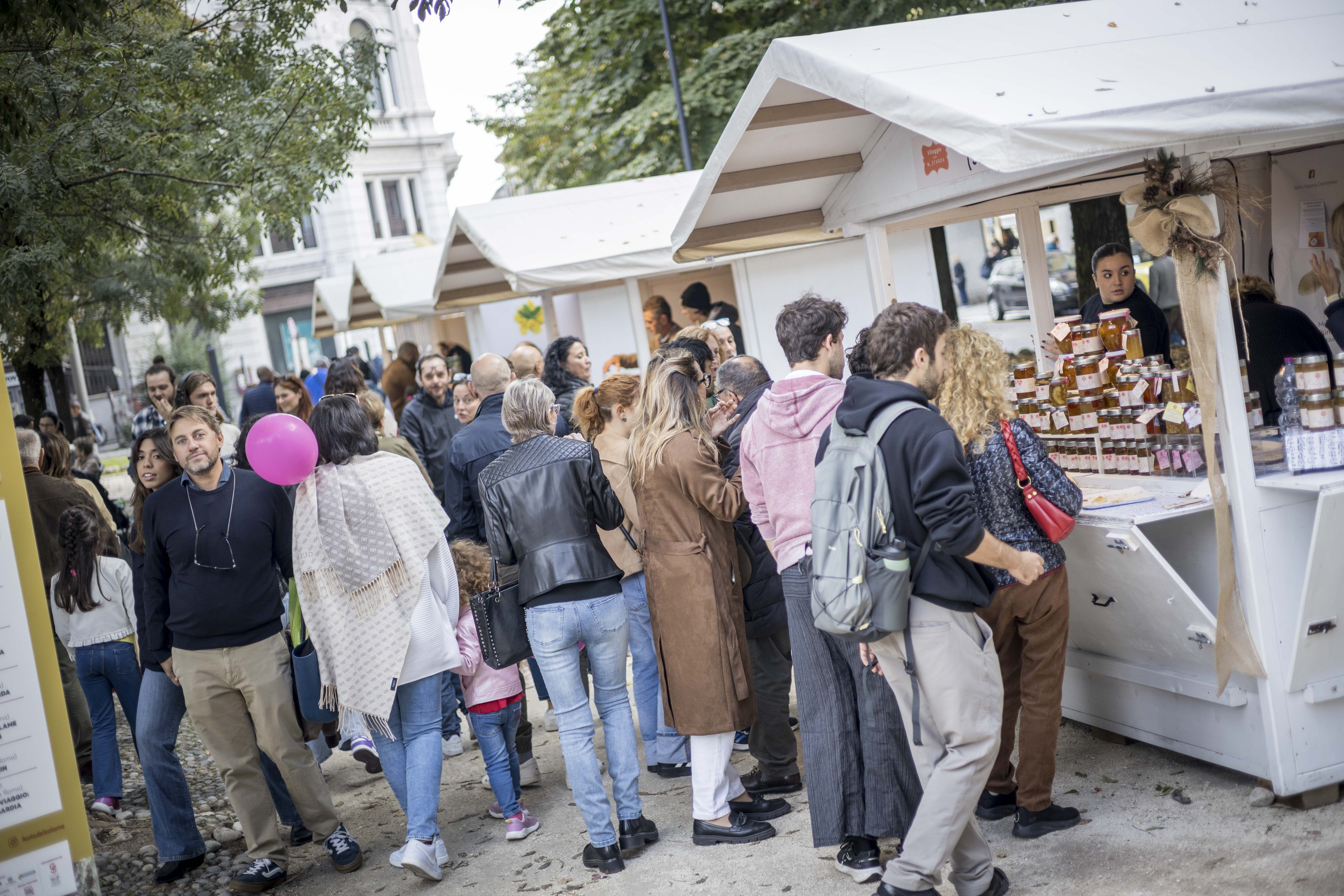Gli stand dedicati alla mostarda, allestiti in piazza Roma durante l'ultima Festa del Salame