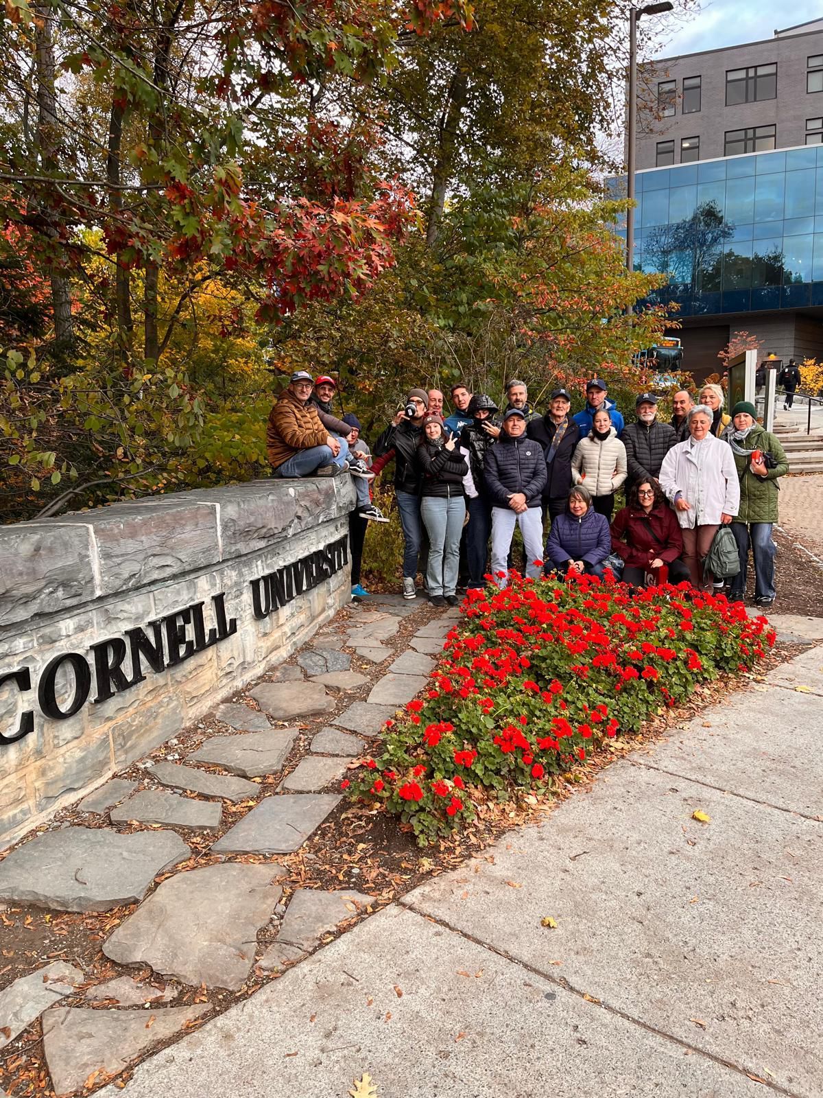 davanti alla Cornell University