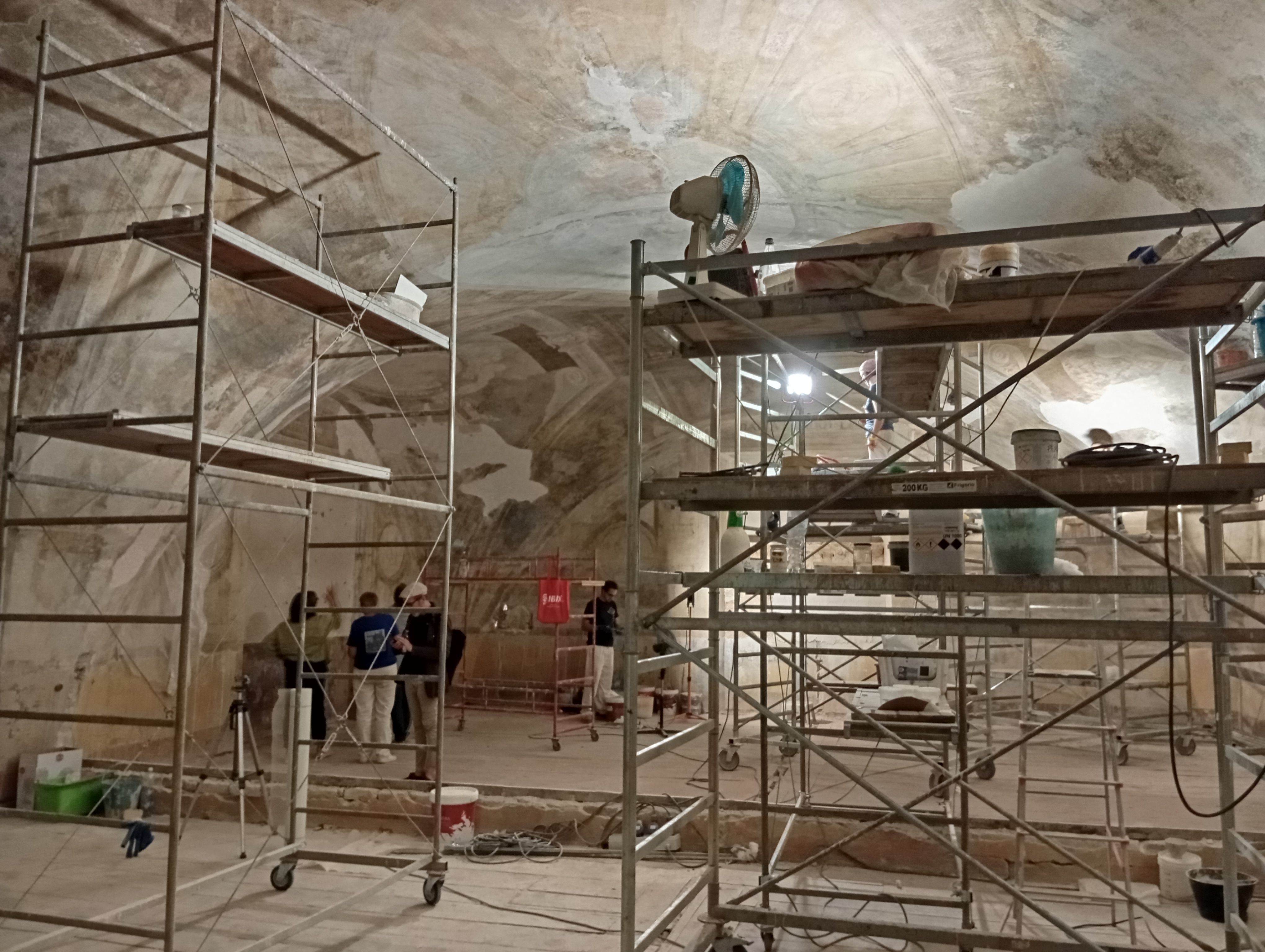 Un momento del restauro&nbsp;[foto Eugenio Bettinelli]