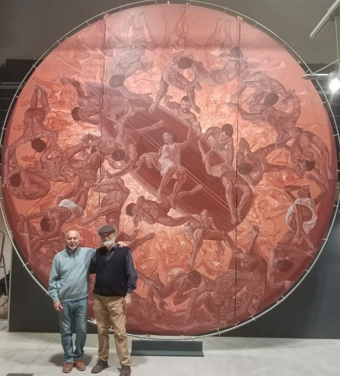 Adriano Rossoni, a destra, davanti a una sua opera&nbsp; (foto Ardigò)