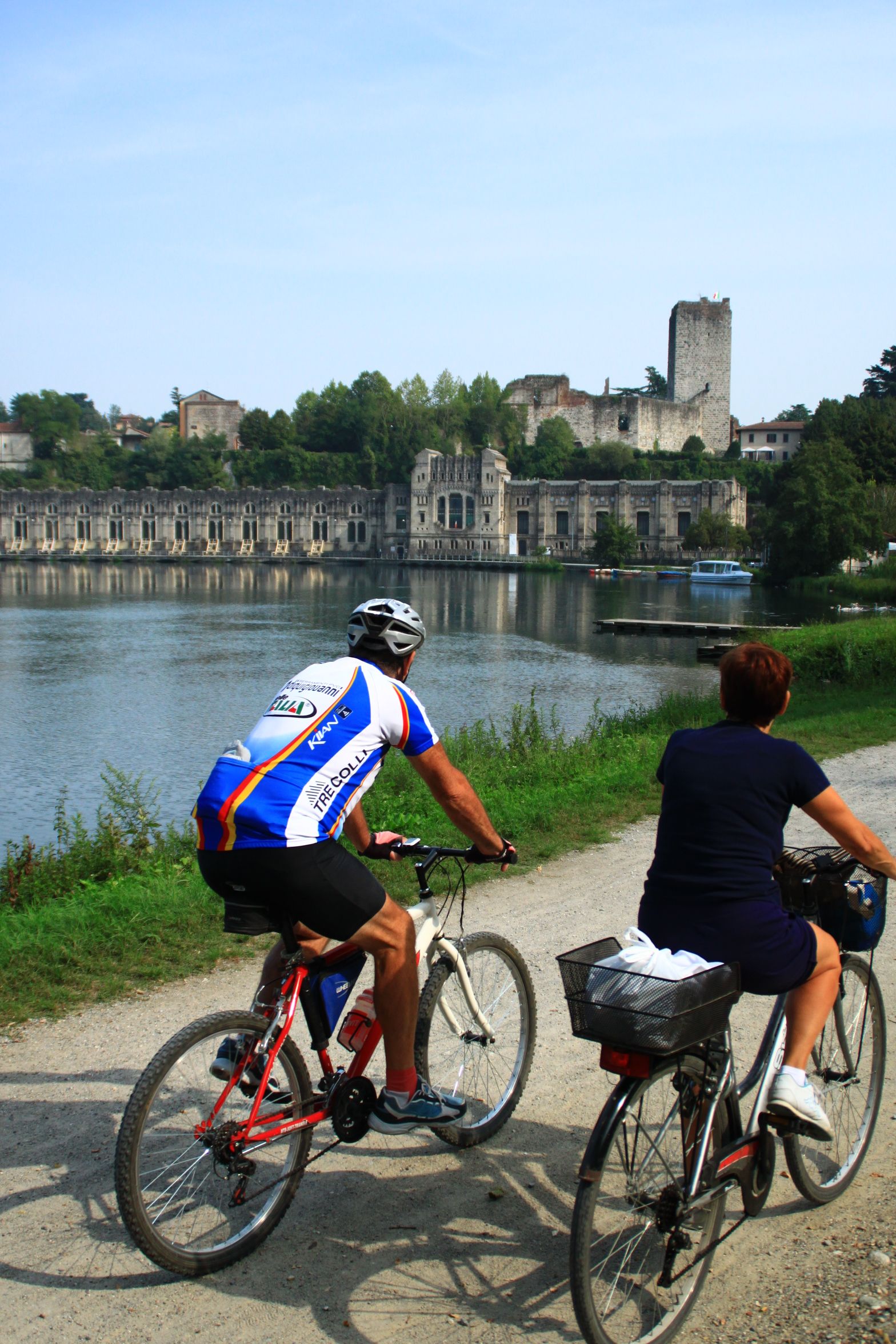 Pedalando lungo la ciclabile di Trezzo sull'Adda [foto Paolo Reale]