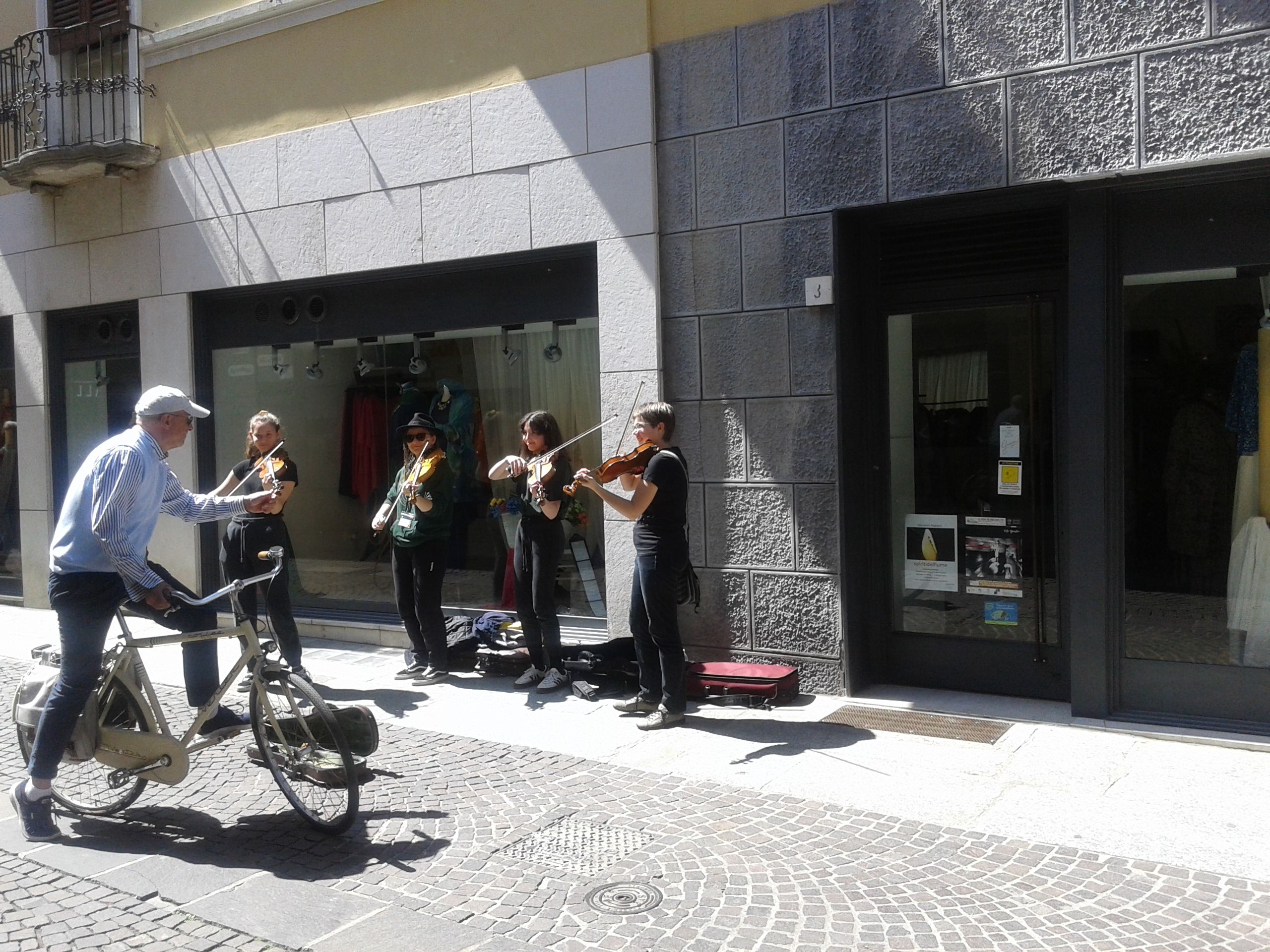 Il suono riempie il vuoto di una strada [foto Eugenio Bettinelli]