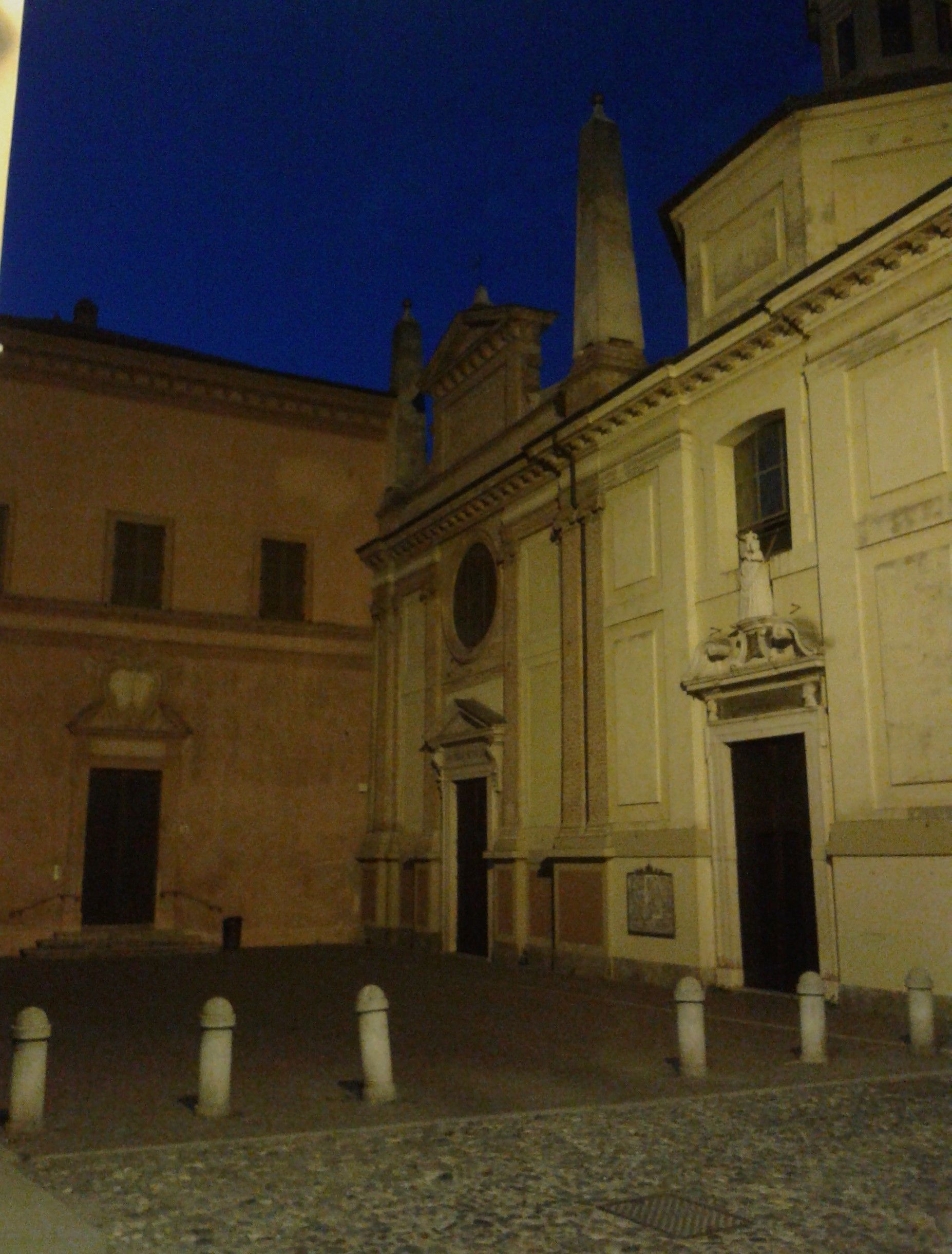 La notte esalta il concetto di vuoto [foto Eugenio Bettinelli]