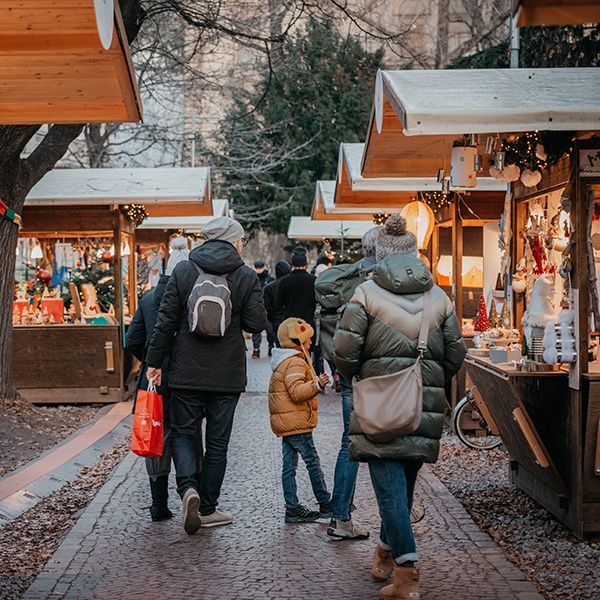Passeggiata nei mercatini di Natale di Bolzano [foto mercatinodinatalebz.it]