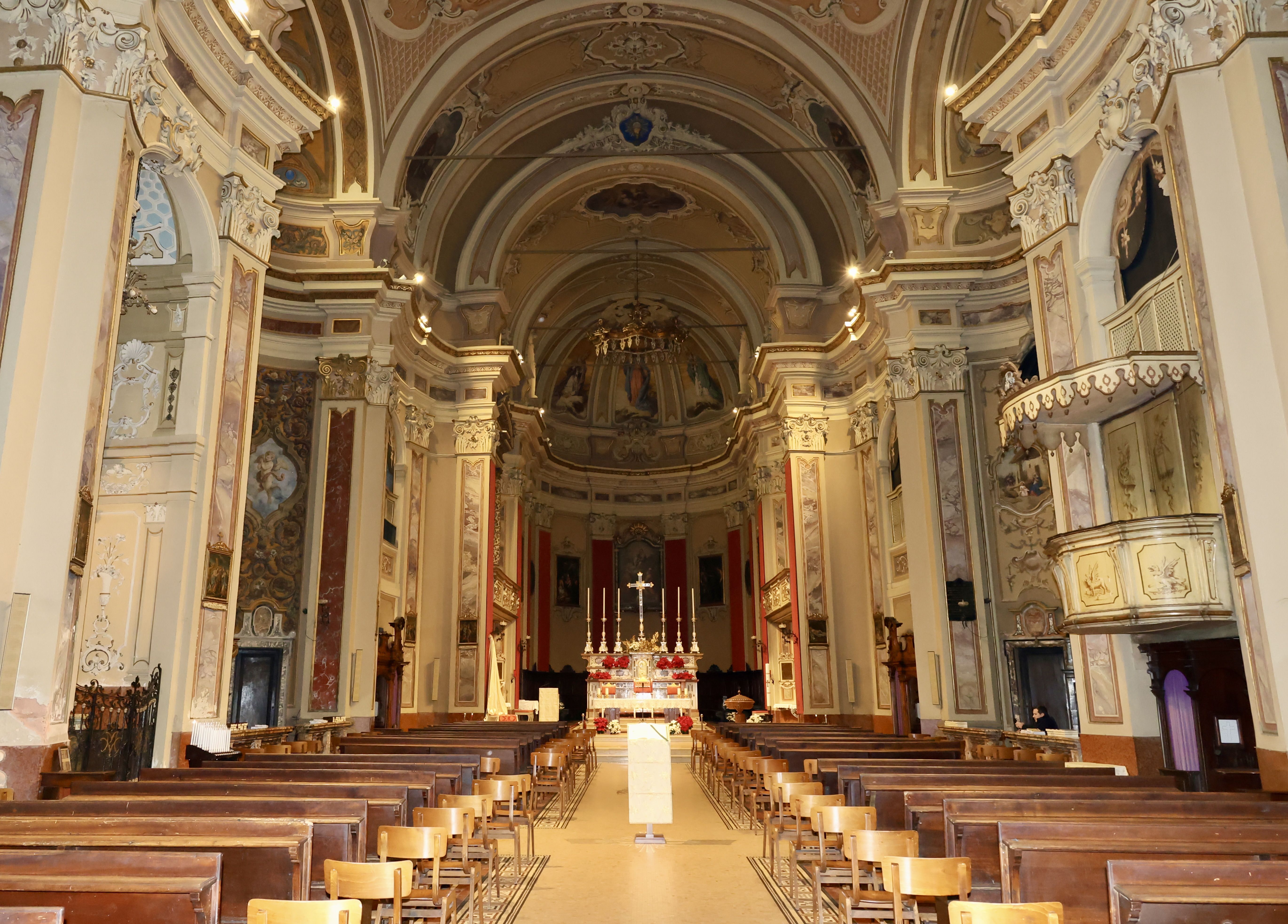 La navata unica dalla luce diffusa [foto Betty Poli]