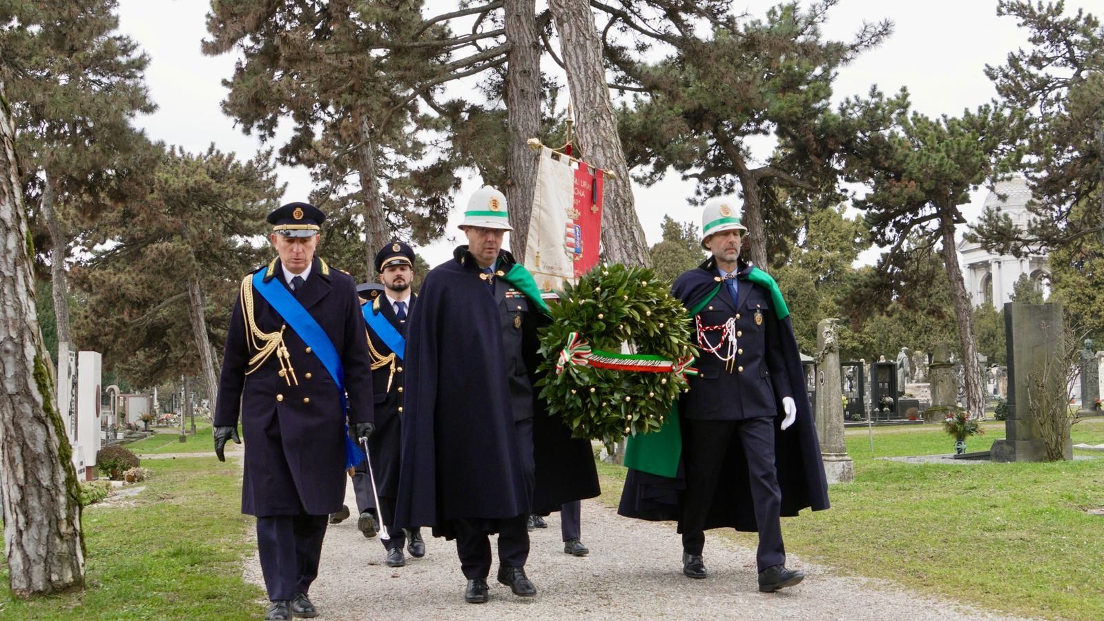 Il momento della deposizione della corona d'alloro alle stele degli agenti defunti