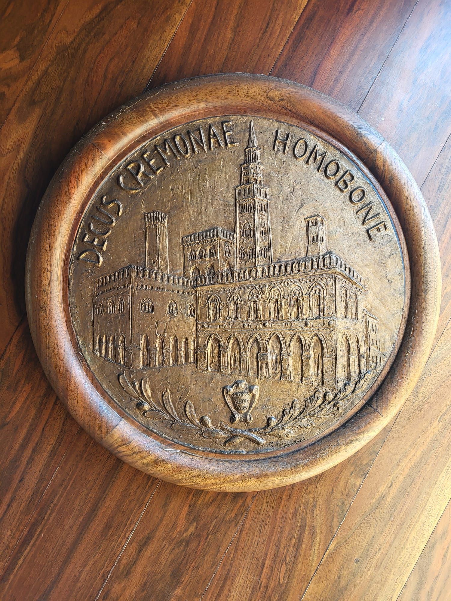 Tondo ligneo con Cremona posta sotto la protezione del santo patrono