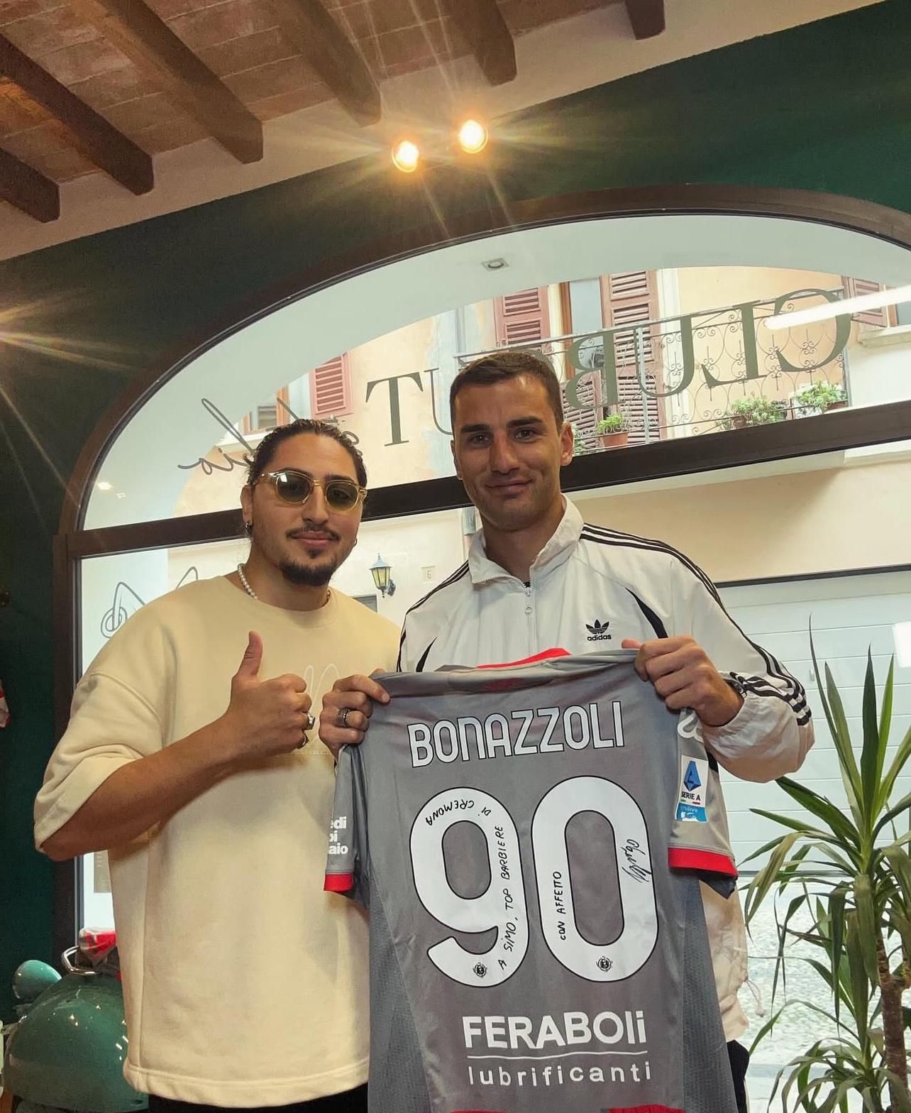 Mohamed con il calciatore Bonazzoli