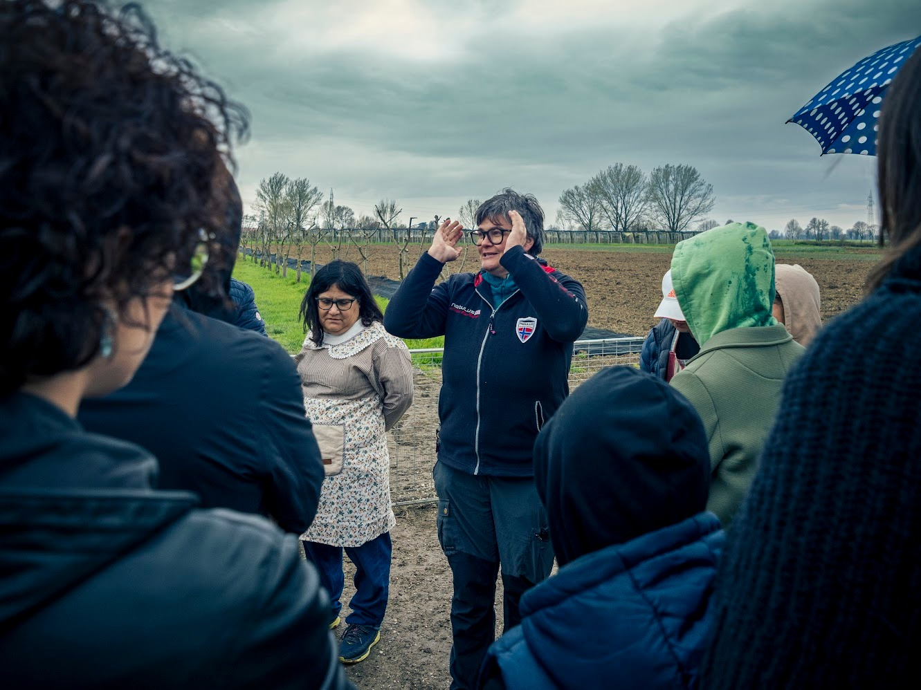 Giusy Brignoli, con alcuni visitatori nei terreni di Persico Dosimo