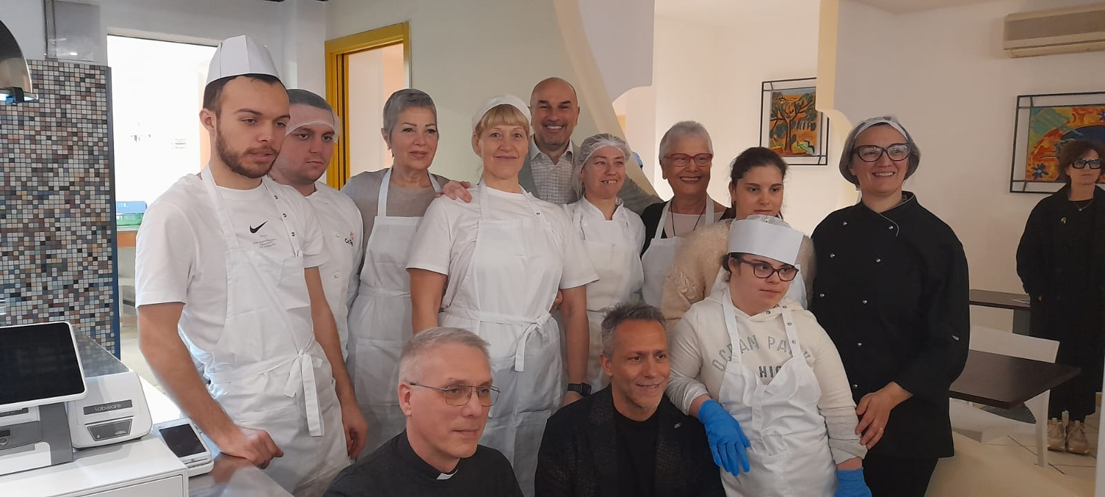 Lo staff dell'Osteria dell'Agnello, con don Roberto Musa e il sindaco Andrea Virgilio