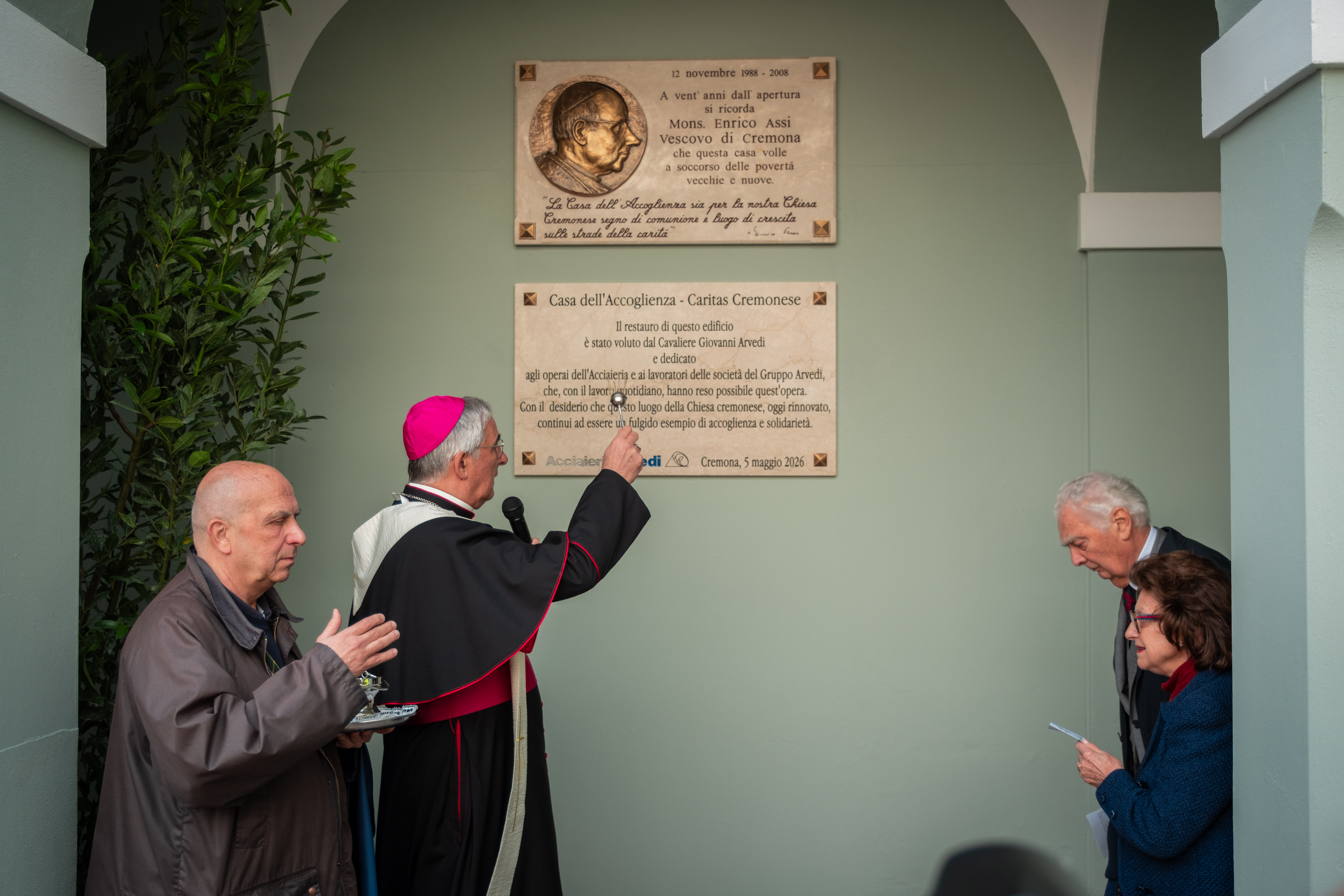 Benedizione della targa [foto Diocesi di Cremona]