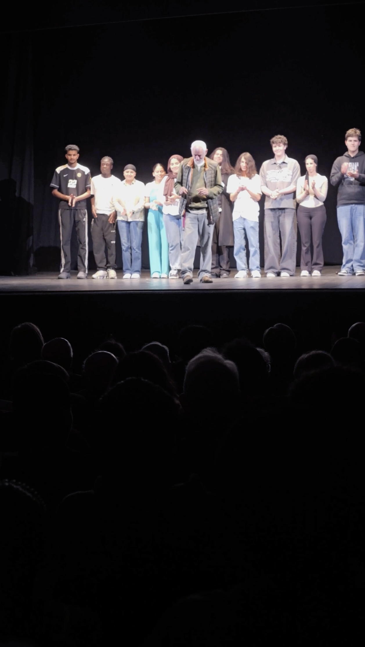Studenti e studentesse dello IAL sul palco del Filo, con Fabrizio Caraffini di Teatro Itinerante e il pubblico in sala.