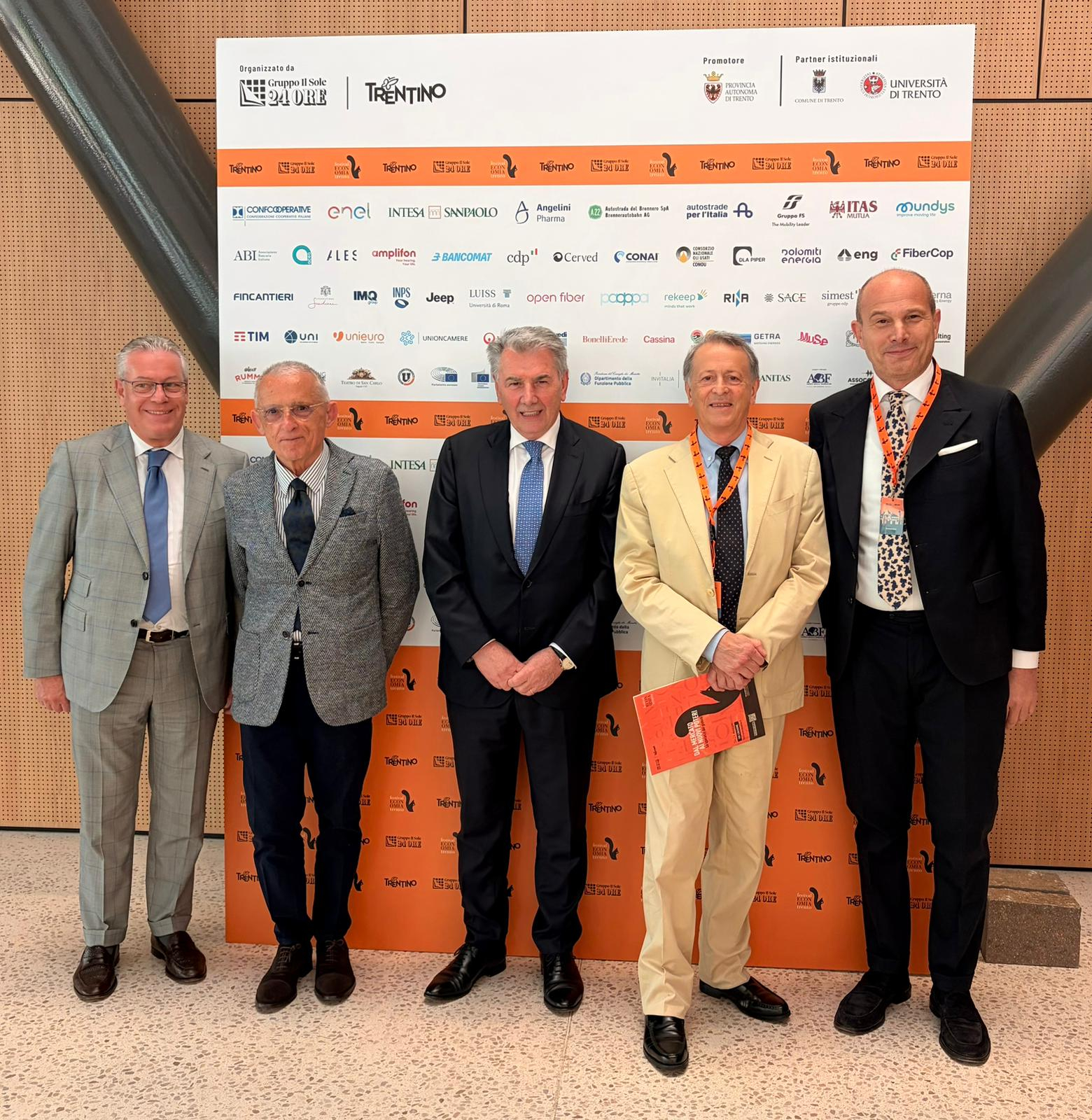 Da sinistra, il Direttore generale di Cassa Padana della Lusenti con il Direttore del progetto Hub della conoscenza Angelo Baronio, il Presidente di Cassa Padana Romano Bettinsoli, il Direttore Il Sole 24 Ore Fabio Tamburini e il Prorettore del Politecnico di Milano e Direttore Hub della conoscenza, Giuliano Noci