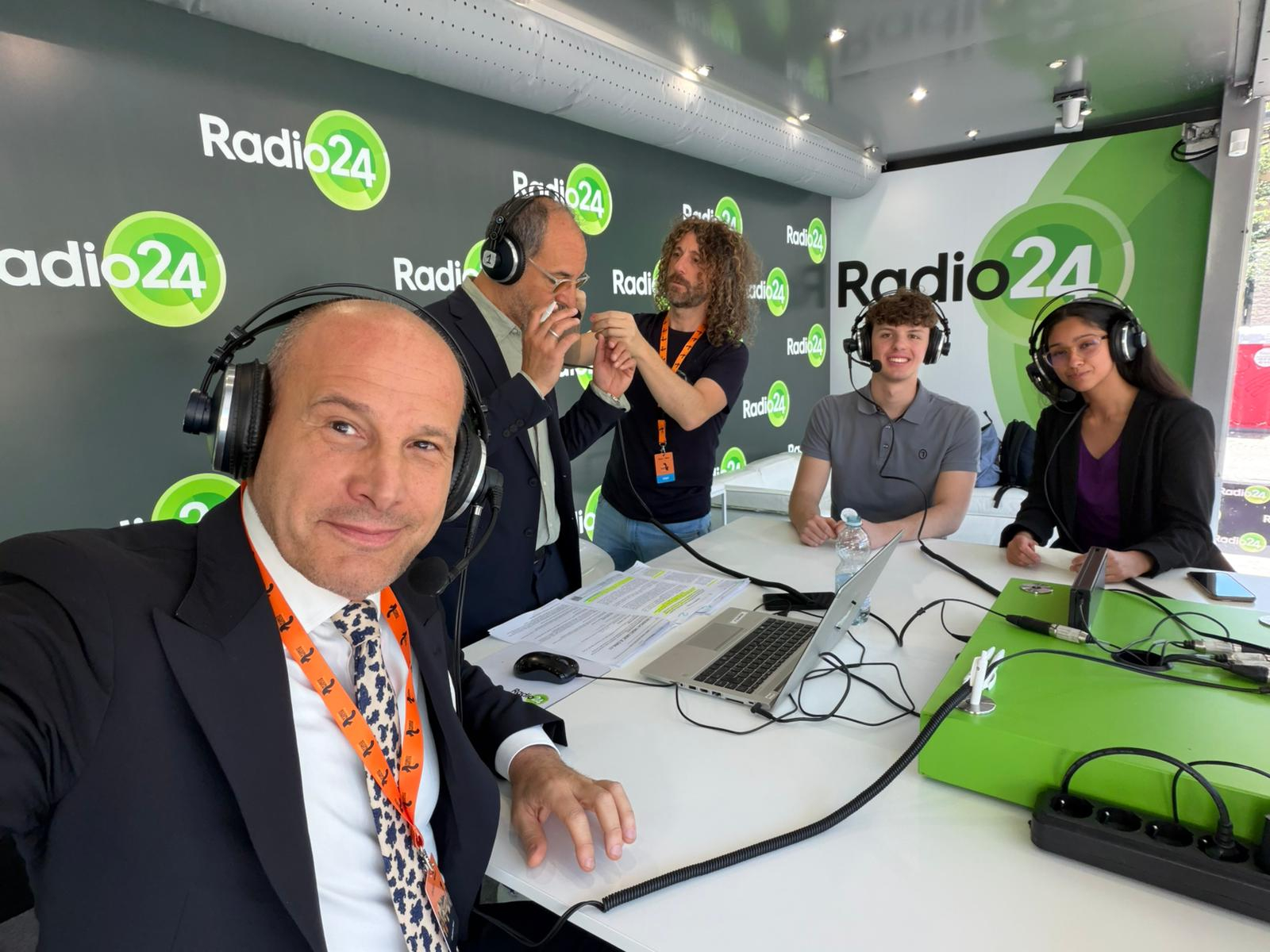 Il professor Giuliano Noci a Radio 24 con Carlo Alberto Chiavegato, Liceo Scientifico “Aselli” di Cremona, e&nbsp;Paramjit Kaur, Liceo Scientifico IIS “V. Capirola” di Leno