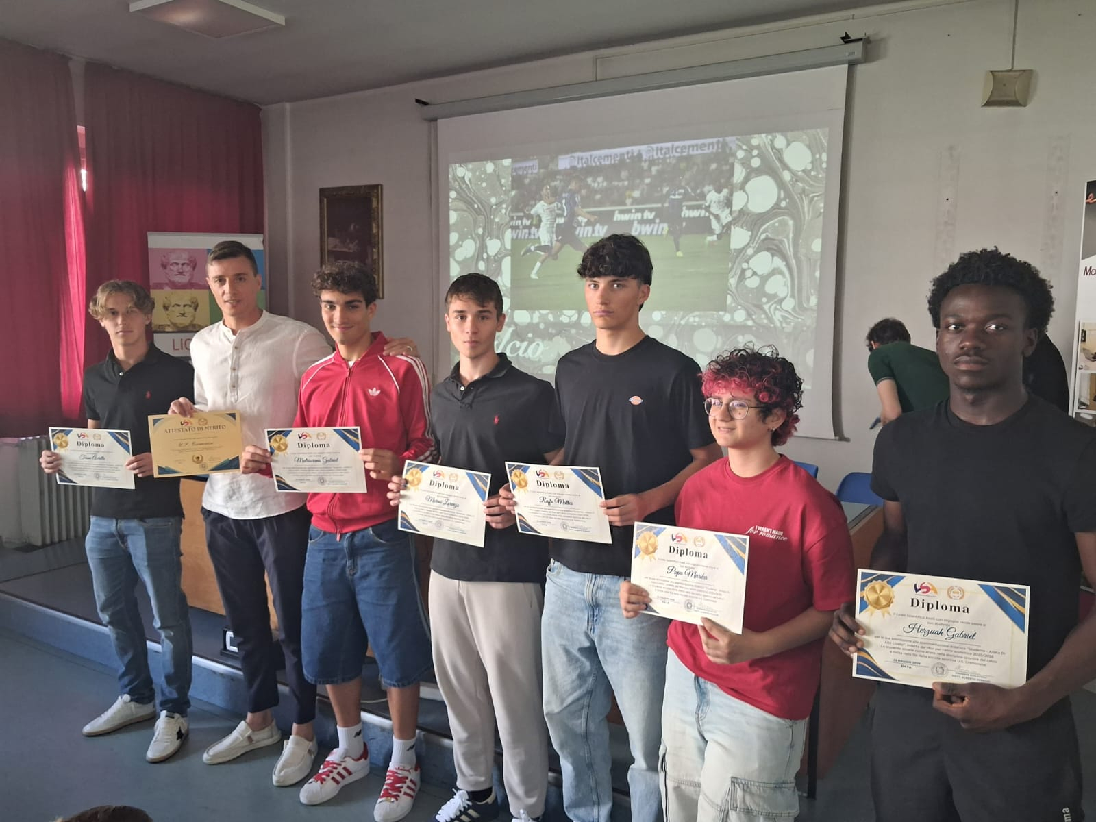 Gli atleti della Cremonese con Daniel Ciofani